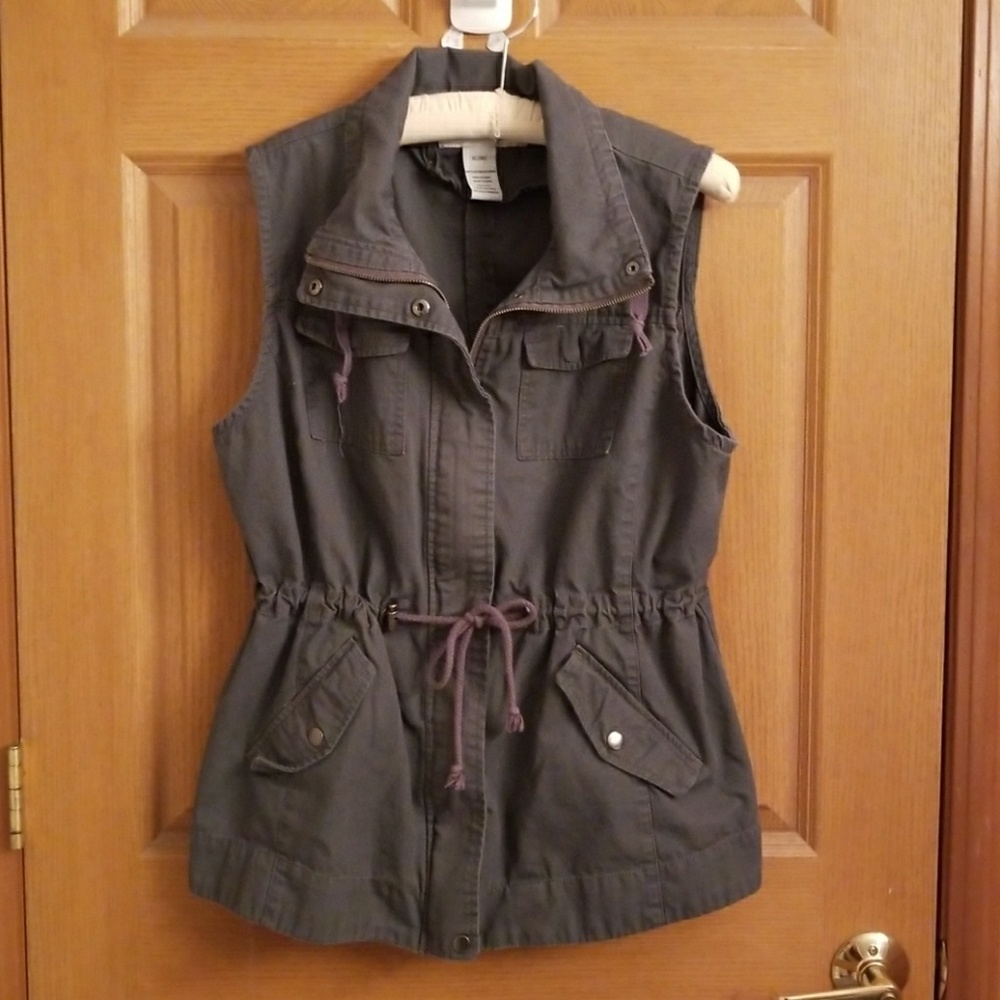 Lightweight grey zip and draw vest.